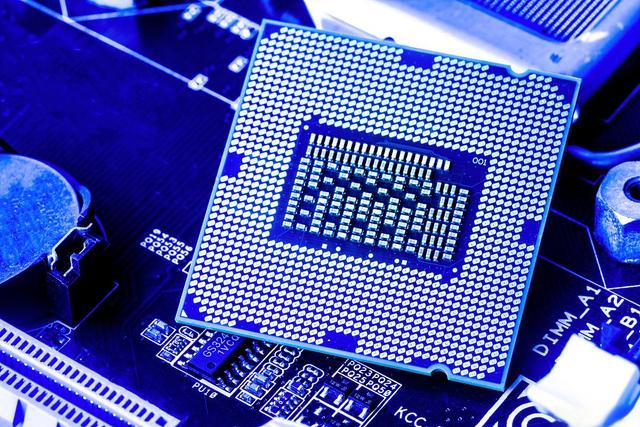 8位移位寄存器工作原理是什么？